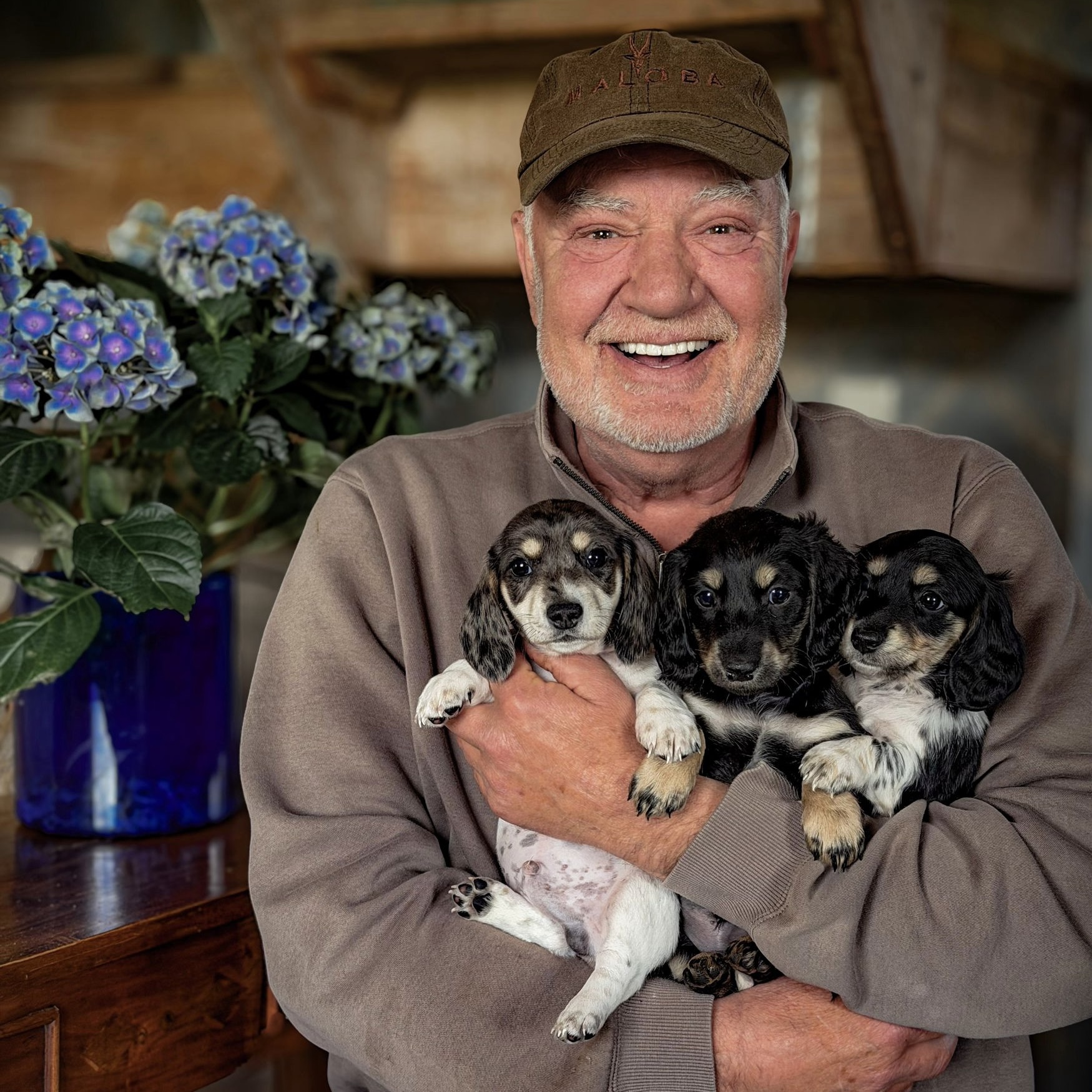 Willem Touw met drie teckelpups
